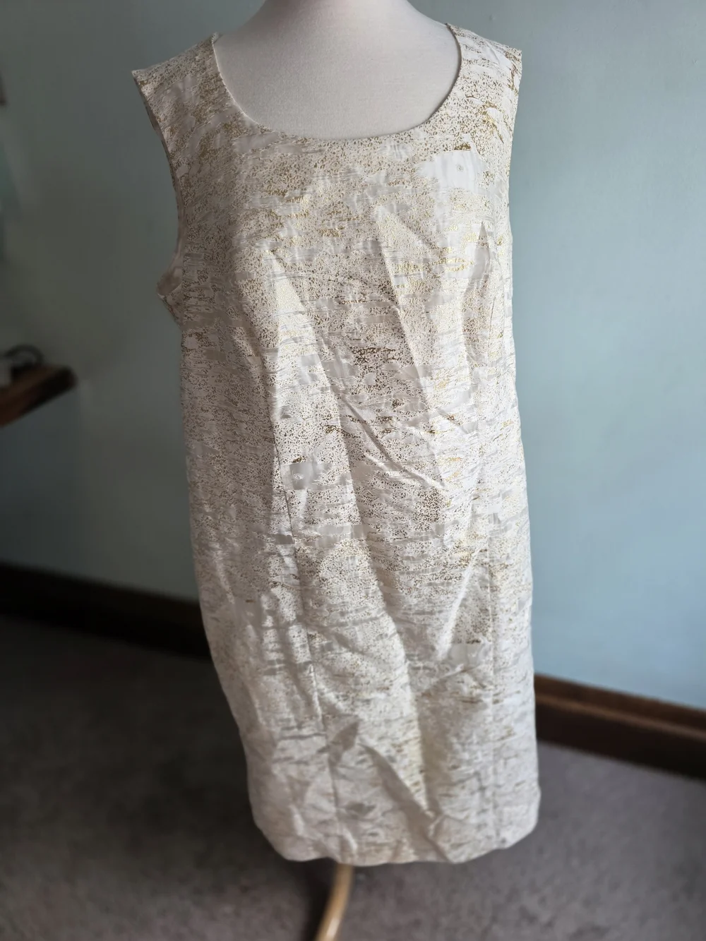 MASSEYS Sleeveless Metallic Brocade Shift Dress And Jacket in Cream and Gold - Picture 2 of 11